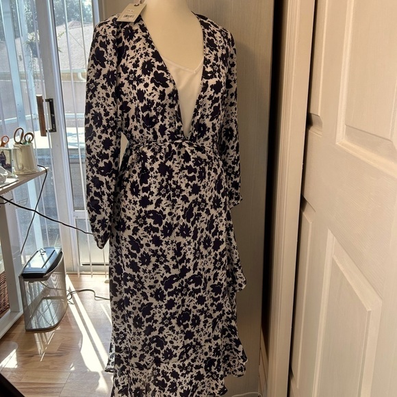 Lucky Brand Dresses & Skirts - Lucky Brand NWT Karin  100% silk wrap floral print dress Size P/S